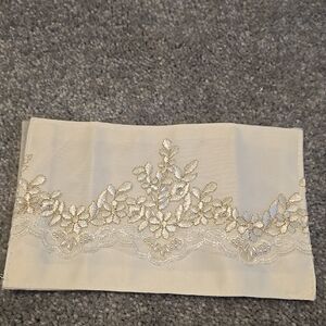 Elegant Cream Lace Trim Fabric Boquet Wrap